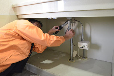 台所の排水管の水道修理は水猿へ！